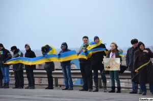 Акція єднання України на мосту через Дніпро в Херсоні на 200-річчя Шевченка, 9 березня 2014 року