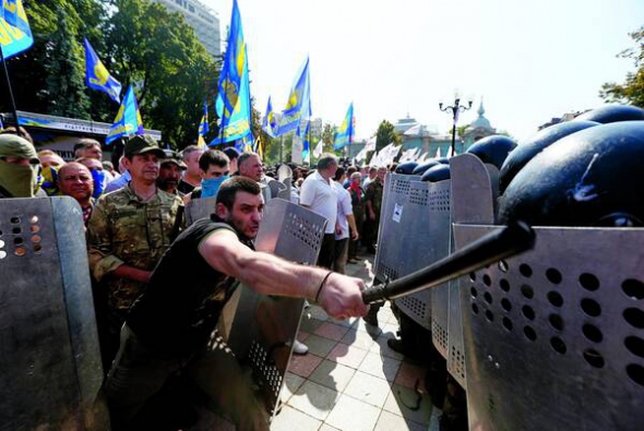 Мітингувальники намагаються прорватися крізь кордон правоохоронців до будівлі парламенту 31 серпня. Виступають проти змін до Конституції щодо децентралізації