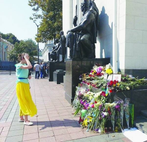 2 вересня жінка прийшла покласти квіти до фотографій трьох загиблих нацгвардійців. 31 серпня один з учасників протесту під Верховною Радою кинув бойову гранату у правоохоронців