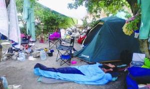 У таборі на мисі Фіолент біля Севастополя відпочивали близько сотні людей. Прали речі та милися у місцевих. За раз платили 150 гривень