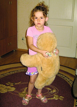 Валерія Тишкевич із Черкас живе в обласному реабілітаційному центрі ”Теплий дім”. Її матір хочуть позбавити батьківських прав за те, що покинула дитину в маршрутці