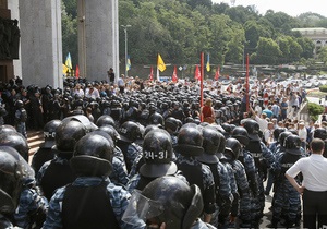 В липні 2012 року в українських містах тривали "мовні Майдани" проти прийняття закону "Про засади державної мовної політики", що збільшував права російської. Деякі мітингарі голодували