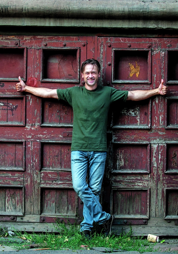 Анатолій ПАШИНІН, 36 років. Народився в місті Світловодськ Кіровоградської області. Мати – лікар, родом із селища Терней Приморського краю в Росії. Батько – військовий, зі Старокостянтинова на Хмельниччині. Олена Лютенко, прабабуся Анатолія, з Чернігівської області була вислана на Далекий Схід. – Мій дід розбудовував Тернейський район. Переважна більшість тамтешніх жителів – заслані українці. Дід вибив пароплавне і аеросполучення. У Тернеї і навколишніх селах досі говорять чистою українською, – розповідає Анатолій. 2000 року закінчив два факультети Запорізької інженерної академії – металургії та охорони довкілля і економічний. Потім – театральне училище імені Щепкіна в Москві. Знявся в кількох десятках російських фільмів і серіалів. 2004-го зіграв головну роль Михайла Гурмана в українській стрічці Андрія Дончика ”Украдене щастя” за мотивами повісті Івана Франка. Рідною мовою вважає російську. Приїжджав на Майдан із Москви. У березні торік відзняв 4-хвилинне звернення до росіян на острові Хортиця. В ньому засудив кремлівський режим. Тоді ж перебрався жити в Запоріжжя. Сім разів був в АТО. Купував оснащення для армії. Має шеврон батальйону ”Азов”, який подарував йому боєць Баракуда. Старший на сім років брат Костянтин воює у зведеному загоні Повітряних сил України ”Зеніт”. Має двох племінниць. Одночасно читає по чотири-п’ять книжок. Любить праці філософів Юнга й Епікура, науковців Теренса Маккени, Стівена Гокінга, Джареда Тейлора. Захоплюється творчістю акторів Джорджа Карліна і Джорджа Клуні. – Спостерігати за Клуні – насолода навіть для чоловіка. Хочеться мати такого друга з дитинства. Неодружений