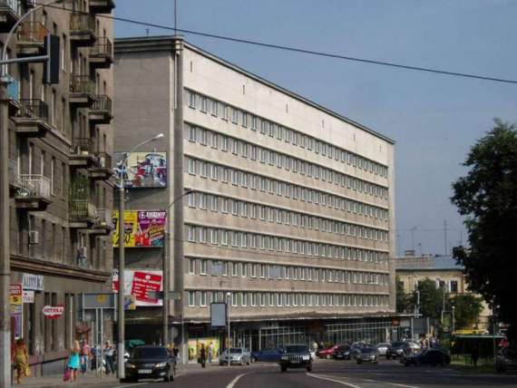 Готель «Львів» зведений 1964 року на місці давньої площі Зернової. Фото наших днів