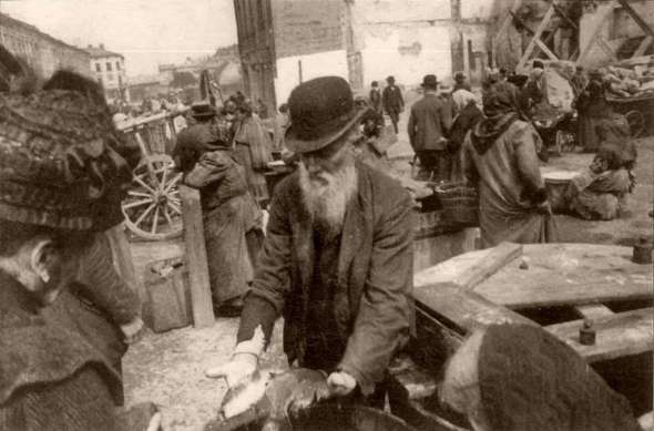 Торгівля на площі Сольських у Львові. Фото до 1914 року