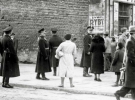 Горожане и полиция на площади Сольских. Фото до 1939 года