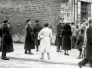 Городяни та поліція на площі Сольських. Фото до 1939 року