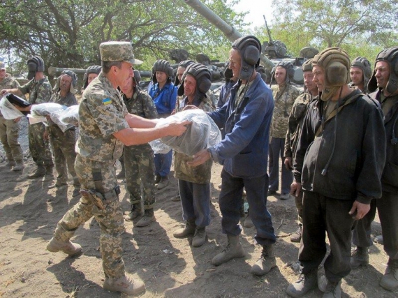 В польових таборах Маріупольського напрямку танкістів привітав генерал-лейтенант Анатолій Сиротенко.