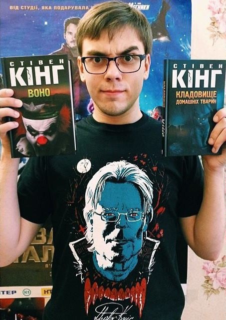 Голова спільноти українських кінголюбів Володимир Яковлєв зі старими виданнями КДТ і Воно