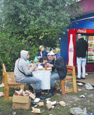 Паломники-хасиди їдять в місті Умань на Черкащині. 14–15 вересня святкують юдейський Новий рік Рош-а-Шана