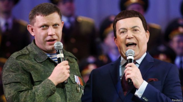Кобзон співає дуетом з ватажком терористів самопроголошеної "ДНР" Олександром Захарченком 