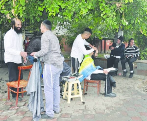 Напередодні юдейського Нового року Рош а-Шана хасиди стрижуться на вулиці Пушкіна в Умані на Черкащині. Вірять, що гріхи ”збираються” на волоссі. Стрижуть паломників безкоштовно. Волосся залишають на землі