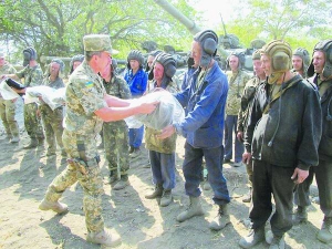 13 вересня в польовому таборі поблизу Маріуполя генерал-лейтенант Анатолій Сиротенко видає танкістам нові комбінезони з вогнетривкого матеріалу