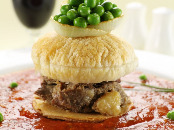 Австралія: ширяючий пиріг (Pie floater). Цю страву часто називають ідеальним ліками від похмілля. Це м'ясний пиріг в австралійському стилі, який «занурений» в гороховий суп або «ширяє» над ним. Іноді зверху кладуть томатний соус, оцет, сіль і перець.