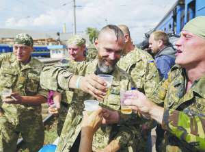 9 вересня демобілізовані бійці 72-ї ­бригади п’ють шампанське на залізничному вокзалі в Києві. Служили під Волновахою й Маріуполем на Донеччині