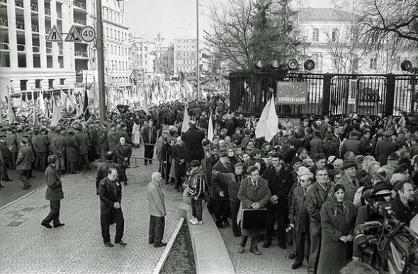 Похорон В’ячеслава Чорновола, Київ, березень 1999 року. 4 вересня 1965 року на прем’єрі фільму Сергія Параджанова ”Тіні забутих предків” Чорновіл разом з Іваном Дзюбою та Василем Стусом виступив проти арештів української інтелігенції. Через це його звільнили з роботи у газеті ”Молода гвардія”. Навесні 1966-го відмовився давати свідчення під час судового процесу над братами Горинями – за це покараний трьома місяцями примусових робіт