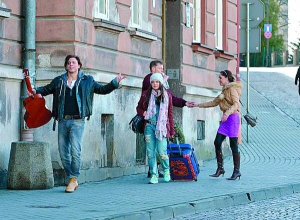 У першій серії ”Дівчат зі Львова” Ольгу проводжають на автобус до Польщі її хлопець Ігор (ліворуч) та друзі. Українців зіграли польські актори