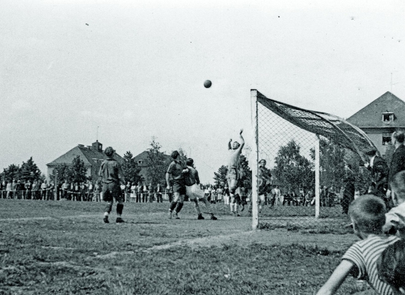 Футбольний матч між командами біженців "Чорногора" – "Дніпро", 1940-ві. Станом на 1947 рік Рада фізичної культури зареєструвала 51 спортивне об'єднання українців-вигнанців. Вони об'єднували 2359 спортсменів, майже половина з яких грали у футбол