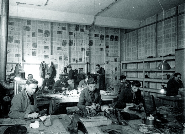 ”Шевська робітня” в переселенчому таборі, 1940-ті. Упродовж 1947–1948 років українці у вигнанні відкрили 513 майстерень, в яких працювали 3347 робітників