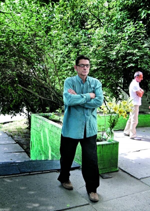 В’ячеслав МЕДВІДЬ. Народився у селі Кодня на Житомирщині 22 лютого, але записали 23 лютого. Жартує, що і назвали на честь гасла ”Слава радянській армії”. Батько був військовим, потім – директором молочарні. Помер, коли В’ячеслав навчався в 10-му класі. Мати – кравчиня. Має трьох сестер. Для вступу на філологічний факультет Київського університету імені Шевченка не вистачило кількох балів. Пішов на бібліотечний факультет Інституту культури імені Корнійчука. Працював методистом у Закарпатській обласній бібліотеці для дітей. ”Я пізнав той край, і з поета перетворився на прозаїка. Там мадяри, чехи, українці, цигани – інша аура й культура”. 1975 року повернувся до Києва, працював у бібліотеках міста. Був редактором видавництва ”Дніпро”, старшим науковим співробітником Українського центру культурних досліджень Міністерства культури, секретарем ради Національної спілки письменників. Автор романів ”Таємне сватання”, ”Збирачі каміння”, книжок прози ”Льох”, ”Лови”, щоденників та есеїв ”Тоталітарні пси свободи”. За роман ”Кров по соломі” 2003 року нагороджений Шевченківською премією. Твори перекладалися російською, іспанською, литовською, чеською, казахською мовами. Дружина Валентина – педагог. Донька Леся – мистецтвознавець. Є онука Олеся. ”Я вже кілька років на пенсії. Отримую дві тисячі з хвостиком, плюс сотня гривень – за особливі заслуги перед державою. Якби жив сам, давно б сидів із веселими хлопцями на вокзалі. А так можу в дружини, що називається, позичити до пенсії”. Має колекцію авторучок