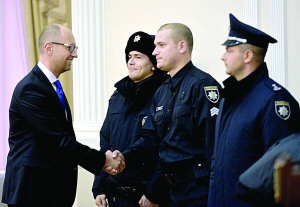 Прем’єр-­міністр Арсеній Яценюк на засіданні уряду вітає поліцейських. 30 вересня вони  презентували в Кабміні затвер­джену нову форму
