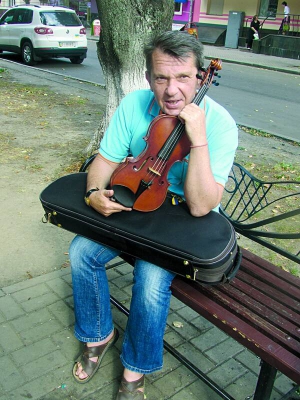 Скрипаль Юрій Кириченко сидить на лавці в центрі Полтави. Переїхав із Луганська рік тому