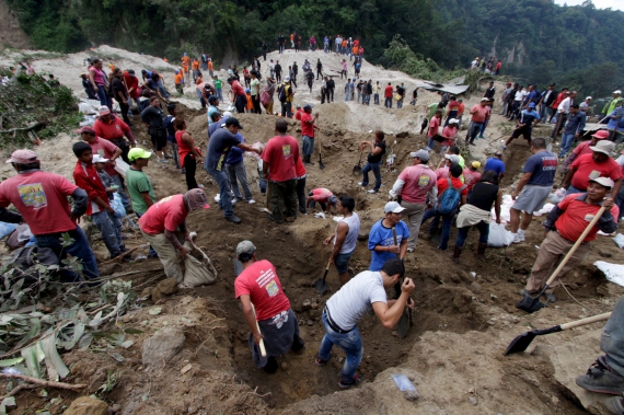 Рятувальні роботи у селищі Санта-Катарина-Пінула, яке повністю зруйновав зсув грунту. Загинуло більше 300 чоловік, ще 300 вважаються зниклими безвісти. Гватемала, 2 жовтня 2015