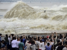 Приливная волна на реке Цяньтан, Китай, 30 сентября 2015