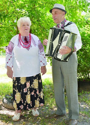 Ніна та Володимир Карпенки із Черкас співають на подвір’ї своєї багатоповерхівки. Пісні Володимир Михайлович пише сам