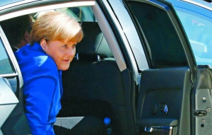 Канцлер Німеччини Анґела Меркель виходить зі свого авто. У п’ятницю прибула на зустріч ”нормандської четвірки” в Парижі