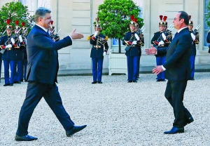 Президент України Петро Порошенко йде назустріч колезі — французькому главі Франсуа Олланду. Франція, 2 жовтня