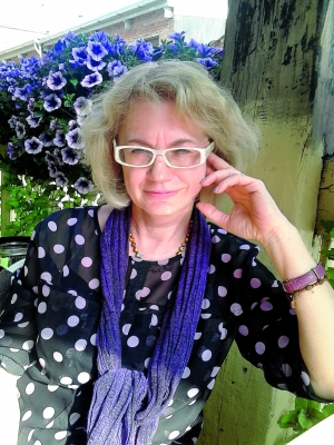 Зеновія ТКАНКО, 58 років, мистецтвознавець. Закінчила Львівську академію мистецтв, де працює тепер. Кандидат мистецтвознавства, професор, вчений секретар. Створює повсякденні, святкові й сценічні костюми для солістів творчих колективів. Розлучена. Донька Ольга – дизайнер, син Данило – археолог. У вересні видала книжку ”Мода в Україні ХХ століття”