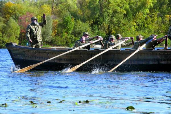 68 священиків тренуються біля Труханового острова в Києві. Їх 2 жовтня відправили в зону АТО