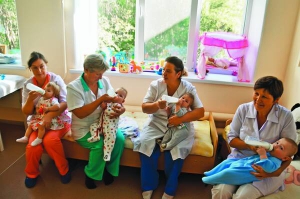 Няні годують дітей із Луганського обласного сиротинцю. Він переїхав до Сіверськодонецька. Розташувався у протитуберкульозному санаторії. Більшості вихованців — до року