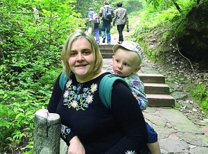 Письменниця Юлія Смаль із молодшим сином Лесем на прогулянці. З чоловіком і ще двома дітьми рік живе на сході Китаю