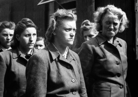 Арестованные союзниками немецкие женщины из охраны СС концлагеря Берген-Бельзен. 
