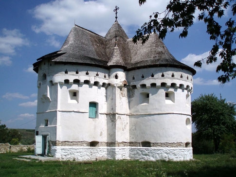  Покровская церковь-крепость в селе Сутковцы