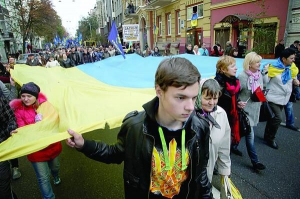 Колона учасників ”маршу Героїв” іде в напрямі Лук’янівського слідчого ізолятора столиці 14 жовтня. Хода ускладнила рух транспорту центральною частиною міста на три години