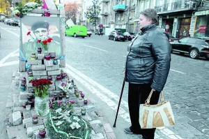 Ніна Жизневська стоїть біля столичного стадіону ”Динамо” на вулиці Грушевського. Там, де вбили сина Михайла — імпровізований постамент із його фотографією