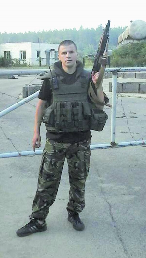 Тіло снайпера Миколи Ткачука з порізами на животі і п’ятьма вогнепальними ранами біля серця привезли в рідне село Ільці Верховинського району на Прикарпатті. Матері Марії Ткачук сказали, що син застрелився