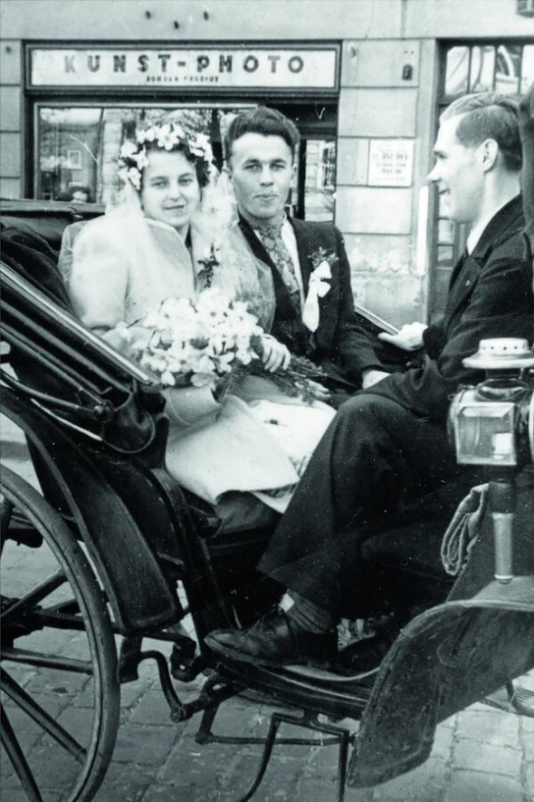 Ольга Ільків з чоловіком Володимиром Ликом під час весілля у Львові в квітні 1943 року