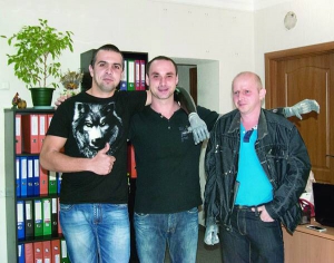 Олександру Піддубному (зліва), Олександру Охріменку (по центру) та  Андрію Шараєнку знадобиться кілька місяців тренувань, щоб повноцінно оволодіти штучною рукою