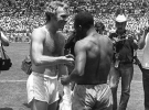 Пеле и капитан сборной Англии Бобби Мур, чемпионат мира-1966