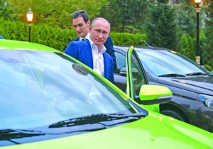 На сесію дискусійного клубу ”Валдай” президент РФ Володимир Путін запізнився на дві години. Приїхав новою автівкою ”Лада Веста” яскраво-зеленого кольору