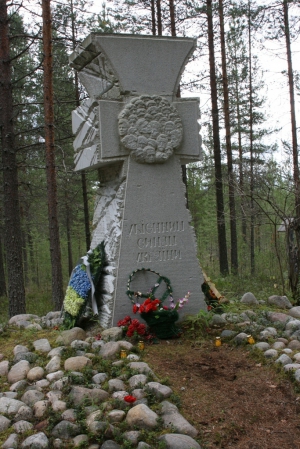Козацький хрест "Убієнним синам України". Встановлений в урочищі Сандармох 2004 року.