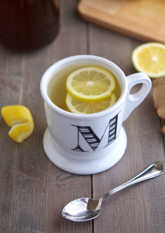 Лимонно-медовий напій. Такий тонік не тільки підвищує працездатність, але ще і сприяє схудненню і підвищенню імунітету. У склянку з теплою водою кладемо 1-2 часточки лимону і чайну ложку меду, потім добре перемішуємо. За бажанням можна додати і чайну ложку меленої кориці. Для цього спочатку залийте корицю з лимоном гарячою водою, а через якийсь час в трохи остигнулу суміш додайте мед.