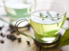Зелений чай з жасмином. Замінити каву допомагає зелений чай. Його тонізуючі властивості не дарма нагадують каву: в зеленому чаї теж міститься підбадьорливий кофеїн, дія якого, однак, починається пізніше, ніж у кофеїну в каві. Крім того, в зеленому чаї міститься велика кількість катехінів - речовин, що мають антимікробну, антиоксидантну та протипухлинну дію. У такий чай можна також додати лимон, головна умова - температура води повинна бути не вище 80-85 ° C.