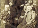 Степан Бен с женой Анастасией (стоят на заднем фоне) вскоре после женитьбы в 1924 году.