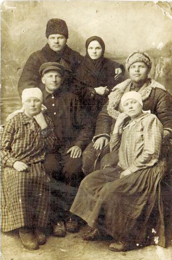 Степан Бен із дружиною Анастасією (стоять на задньому фоні) невдовзі після одруження в 1924 році. 