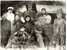 Степан Бен (в білому костюмі), поряд нього дружина Анастасія, його старший брат Яків з дружиною, в центрі батьки – Федір і Оксана. Фото 1925 року.